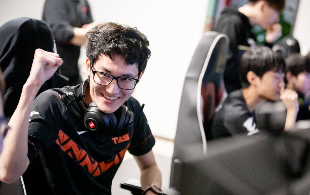 关于FNC绝杀HKA，Clid极限生还后反打强强对话四强赛，成为赛场最大亮点的信息